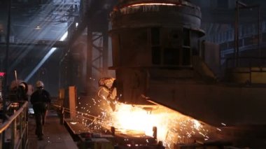 Elektrikli fırınlarda çelik üretimi. Büyük demir fabrikaları..