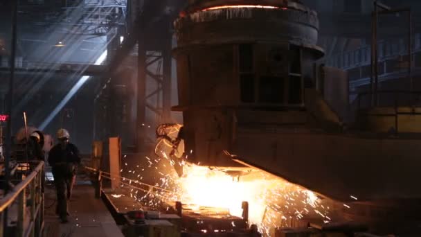 Staalproductie in elektrische ovens. Enorme ijzerfabriek. — Stockvideo
