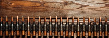 Tahta arka plandaki kurşunlar. Askeri kavram.