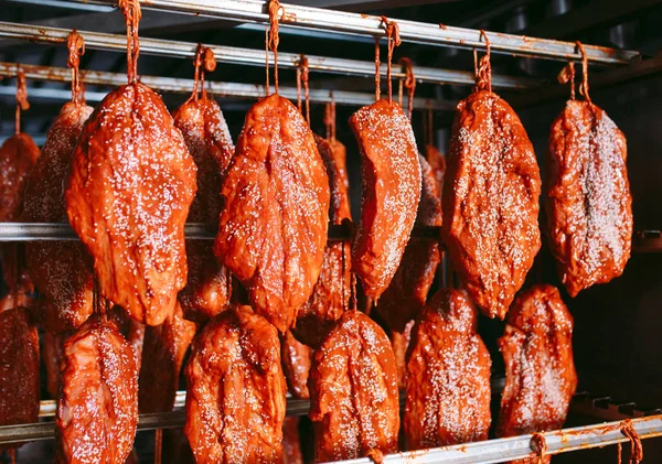 Jamón ahumado en el horno. Producción de salchichas en la fábrica . — Foto de Stock