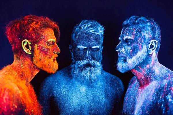 Портрет трех бородатых мужчин, написанный флоресцентными порошками — стоковое фото