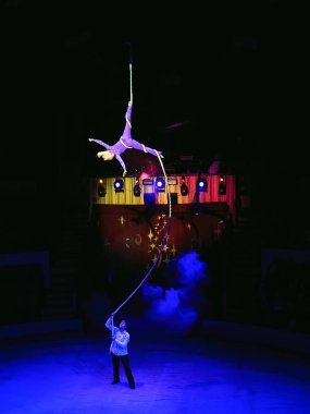 Hava acrobat içinde belgili tanımlık çalmak. Genç bir kız akrobatik öğeleri hava ringde gerçekleştirir.