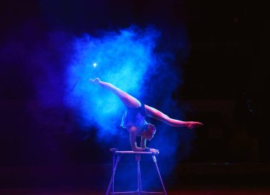 Sirkte akrobat kız performansı.