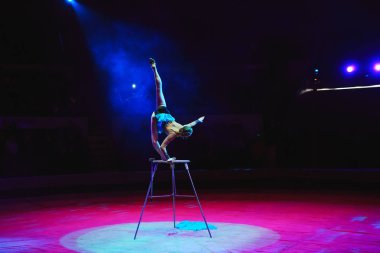 Sirkte akrobat kız performansı.