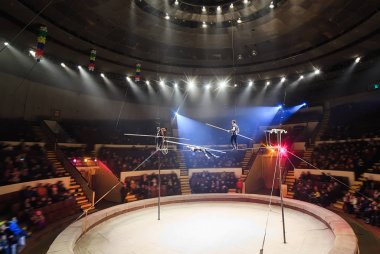 sirk arenada Tightrope walkers.