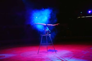 Sirkte akrobat kız performansı