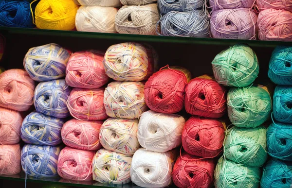 Kleurrijke draden. Selectie van kleurrijke garen wol op winkelfront. Breien achtergrond, veel ballen. Breiwerk voor handgemaakte winterkleding. — Stockfoto
