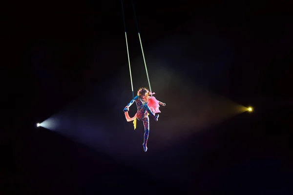 Performance de la fille acrobate aérien dans le cirque — Photo