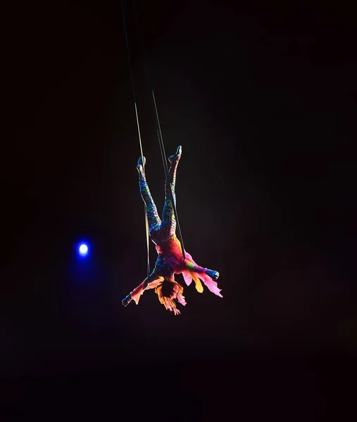 Performance of the girl aerial acrobat in the circus — Stock Photo, Image