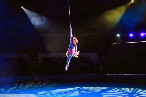 Rendimiento de la chica acróbata aérea en el circo — Foto de Stock