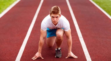 Bir yarış pistinde güzel atlet koşmaya hazır.