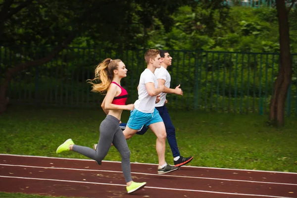 Correr atletas en el estadio al aire libre . — Foto de Stock