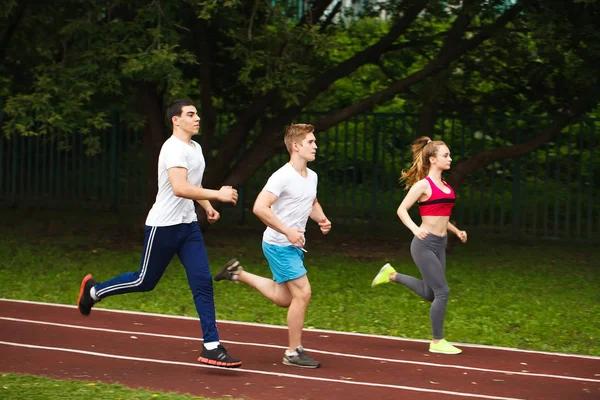 Bieganie sportowców na stadionie na otwartym powietrzu. — Zdjęcie stockowe