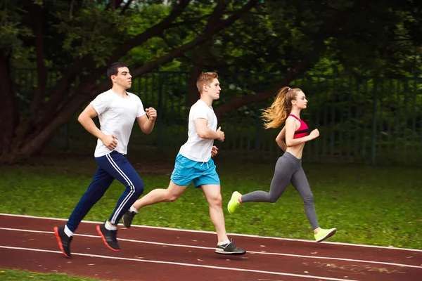 Bieganie sportowców na stadionie na otwartym powietrzu. — Zdjęcie stockowe