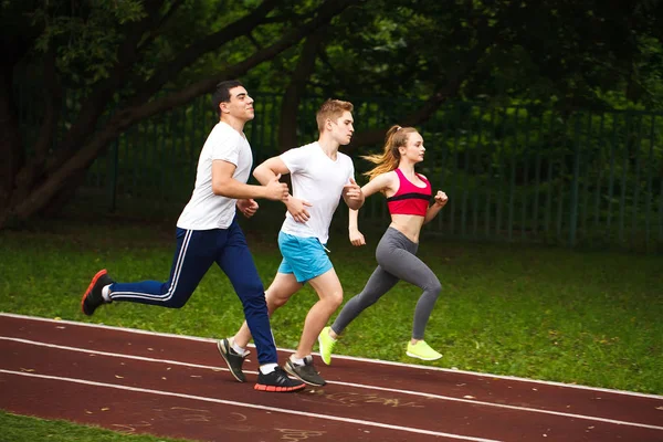 Bieganie sportowców na stadionie na otwartym powietrzu. — Zdjęcie stockowe