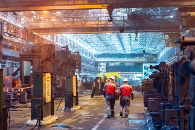 Çelik fabrikasındaki işçiler. Fabrika işçisi metal için örnek alır.