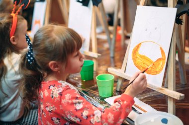 çizim grup dersi. Çocuklar sınıfta resim yapmayı öğrenirler