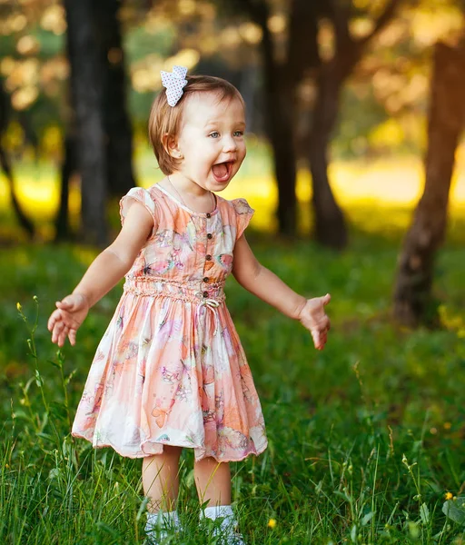 Außenporträt des entzückenden lächelnden kleinen Mädchens an einem Sommertag. — Stockfoto