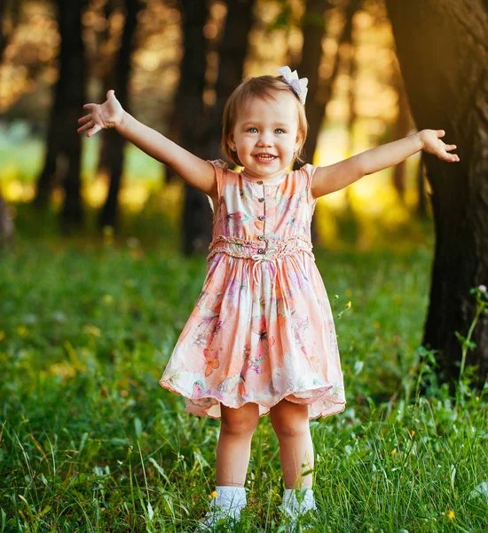 Retrato al aire libre de adorable niña sonriente en el día de verano . —  Fotos de Stock