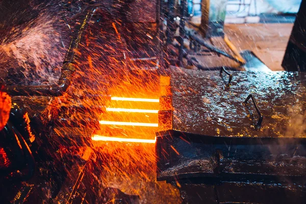 Installatie voor de productie van staal. Een elektrische smeltoven. Fabrieksarbeider neemt een monster voor metaal. — Stockfoto