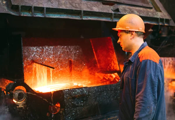 Trabajadores de la siderurgia. Trabajador de fábrica toma una muestra para metal . —  Fotos de Stock