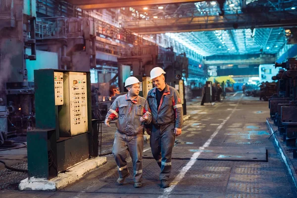Працівники металургійного заводу. Заводський робітник бере зразок для металу . — стокове фото