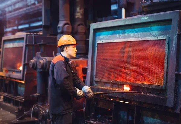 Trabalhadores na siderurgia. Trabalhador da fábrica tira uma amostra de metal . — Fotografia de Stock