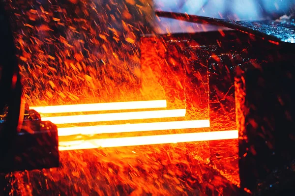 鋼の生産のための工場。電気溶解炉だ。工場労働者は金属のサンプルを取る. — ストック写真