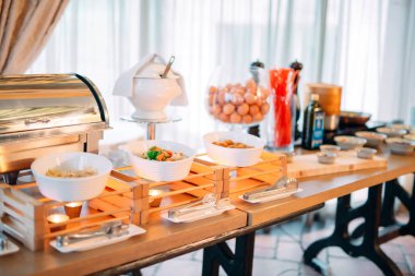 Otelde ya da restoranda çırpılmış yumurta için malzemeler. Mutfağı göster