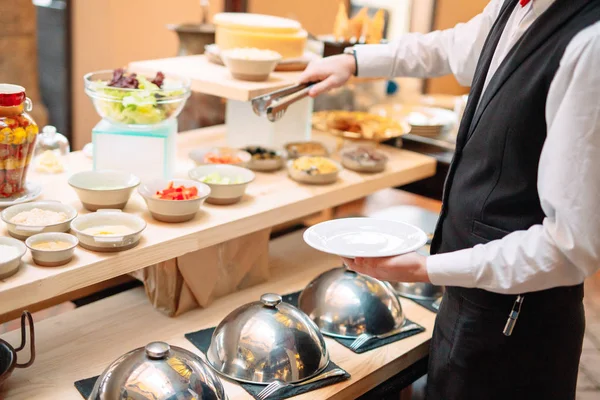 Ontbijtbuffet in het hotel of restaurant. — Stockfoto