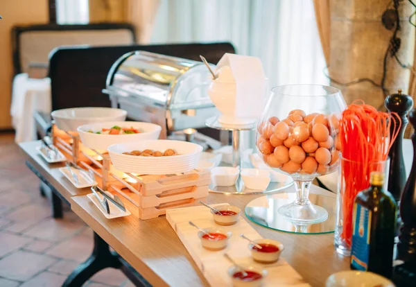 Ingrediënten voor roerei in een hotel of restaurant. showkeuken — Stockfoto