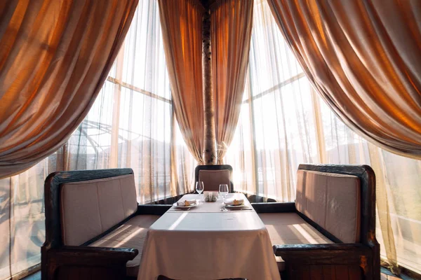 Tisch für zwei Personen in einem trendigen Restaurant. — Stockfoto