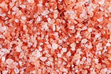 Pembe himalaya tuzu beyaz arkaplanda izole edilmiş..