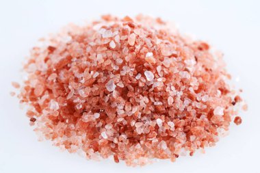 Pembe himalaya tuzu beyaz arkaplanda izole edilmiş..