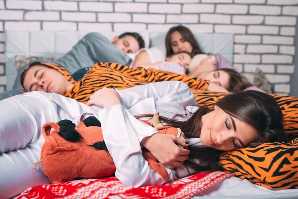 Kelompok anak muda yang sedang tidur dalam keadaan buruk . — Stok Foto