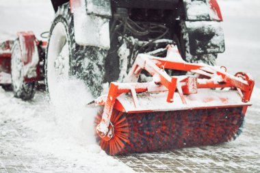 Şehir servis temizlik kar , dönen bir fırça ile küçük bir traktör şehir parkında bir yol temizler