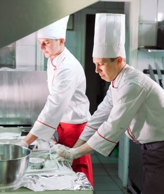 Restoranda hijyenik bir gün. Tekrar ediyorum, işyerinizi temizleyin. Aşçılar restoranda fırın, soba ve sökücü yıkarlar..