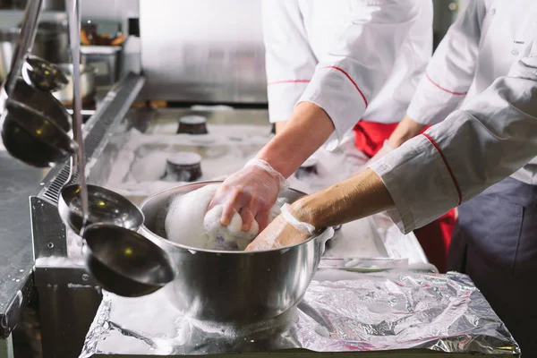 Sanitärtag im Restaurant. Wiederholt waschen Sie Ihren Arbeitsplatz. Herd, Backofen und Dunstabzugshaube im Restaurant. — Stockfoto