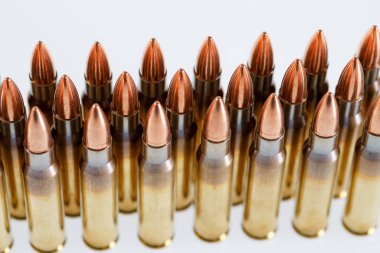 Beyaz arka planda, kalibre av fişekleri. 308 Kazan
