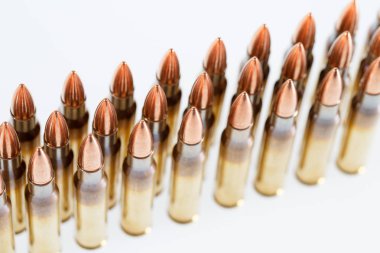 Beyaz arka planda, kalibre av fişekleri. 308 Kazan