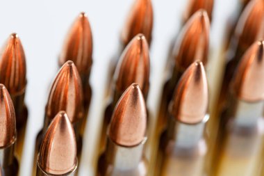 Beyaz arka planda, kalibre av fişekleri. 308 Kazan