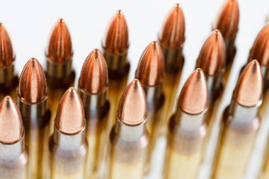 Beyaz arka planda, kalibre av fişekleri. 308 Kazan