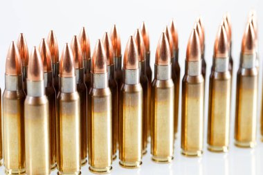 Beyaz arka planda, kalibre av fişekleri. 308 Kazan