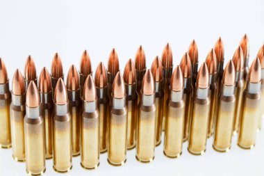 Beyaz arka planda, kalibre av fişekleri. 308 Kazan