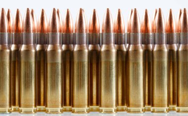 Beyaz arka planda, kalibre av fişekleri. 308 Kazan