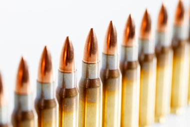Beyaz arka planda, kalibre av fişekleri. 308 Kazan