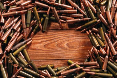 Ahşap arka planda farklı mühimmat. Silah konsepti