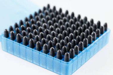 Plastik bir kutuda mermi avlamak. Kurşun depolama kutusu.