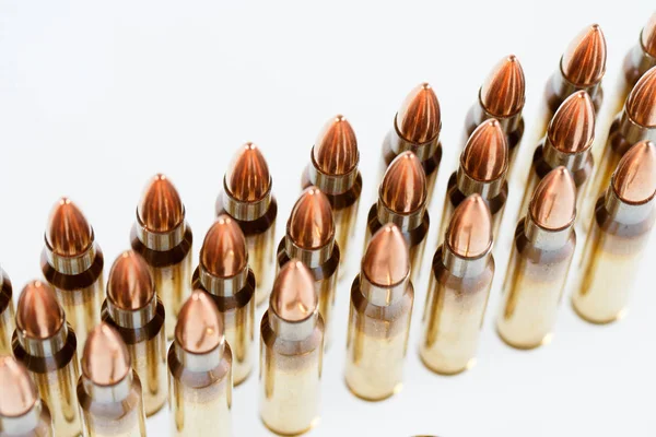 Cartuchos de caza de calibre sobre fondo blanco. 308 Win —  Fotos de Stock