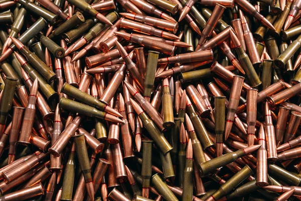 Munitions différentes sur fond bois. Concept d'arme — Photo